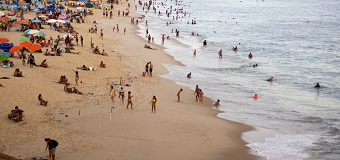 Des vacanciers sur une plage 