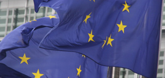Drapeaux européens qui flottent au vent