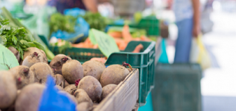 Des cageots sur un marché alimentaire