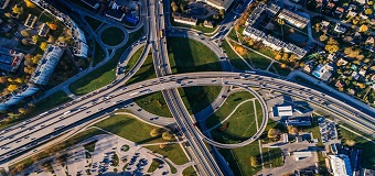 Un noeud autoroutier en zone urbaine