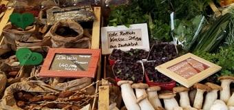 Cageots chargés de légumes sur un marché