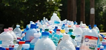 Des bouteilles en plastique en phase de recyclage