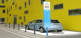 Une borne de voiture électrique