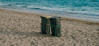 Des poubelles de recyclage sur une plage