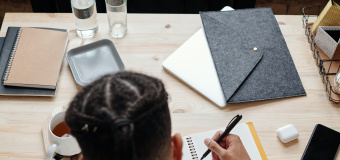 Une écolière à son bureau