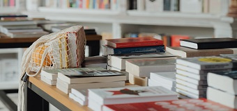 Des livres dans une bibliothèque