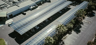 Des panneaux solaires sur un parking