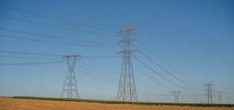 Des pylônes électriques dans un champs