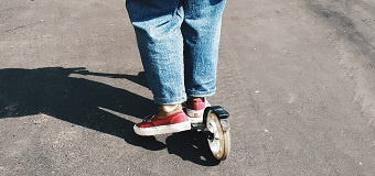 Personne faisant de la trottinette