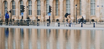 Une personne faisant du vélo à Bordeaux