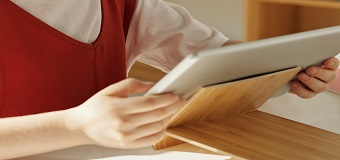 Enfant tenant une tablette