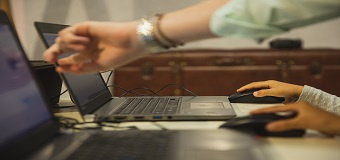 Un cours d'informatique dans une école