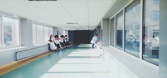 Un couloir d'hôpital