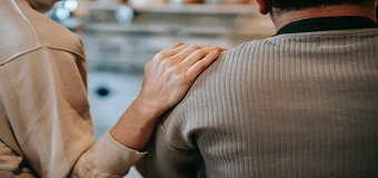 Une personne âgée et une jeune adulte