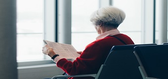 Une personne âgée lisant un journal