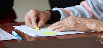 Une personne âgée en train de dessiner