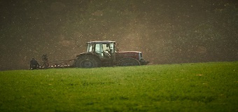 Un tracteur dans un champs agricole