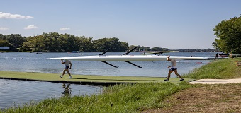 Des sportifs tenant un aviron