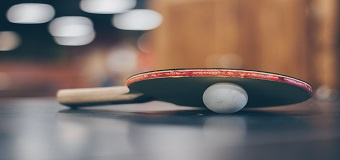 Une raquette de ping-pong