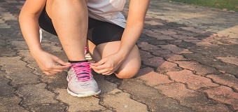 Une joggeuse en train de s'échauffer