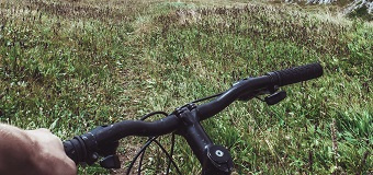 Un cycliste en balade