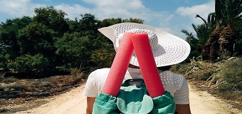 Une touriste avec un sac de voyage