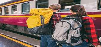 Deux touristes sur un quai de gare