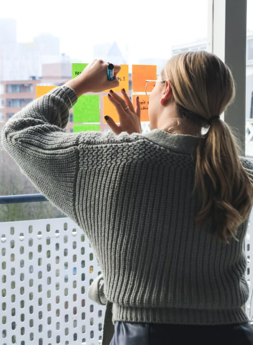 Classe de jeunes élèves devant un adulte référent. 