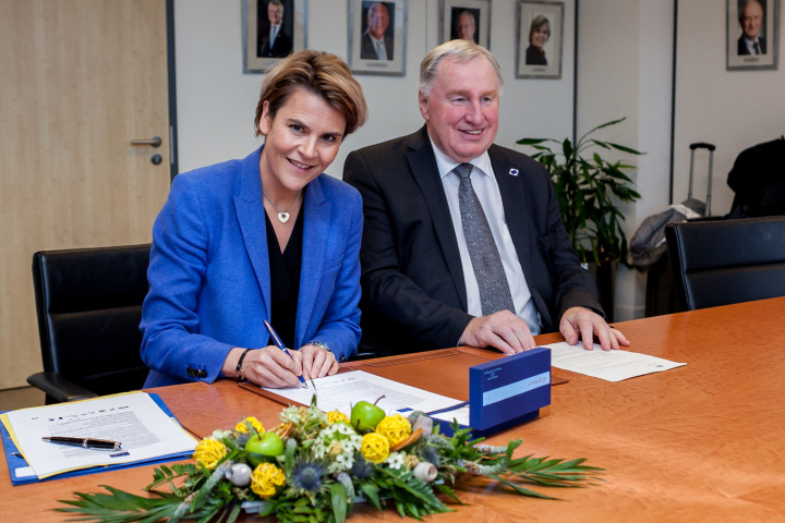 Stéphanie Von Euw, Vice-Présidente IDF en charge des Affaires européennes, signait, en janvier 2018, la charte de l’Alliance pour la cohésion au nom de la Région en présence du Président du Comité des Régions, Karl-Heinz LAMBERTZ - Crédit : Comité Euro