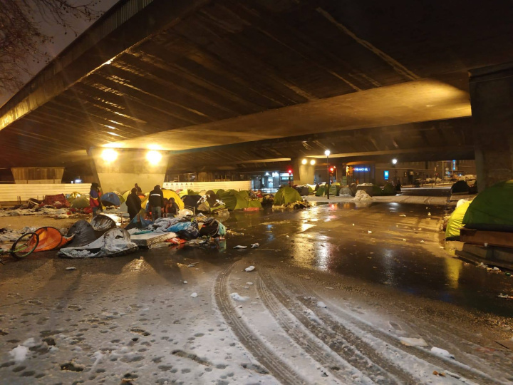 Réfugiés dormant dans des tentes aux portes de Paris, terrain d'action d'Utopia 56